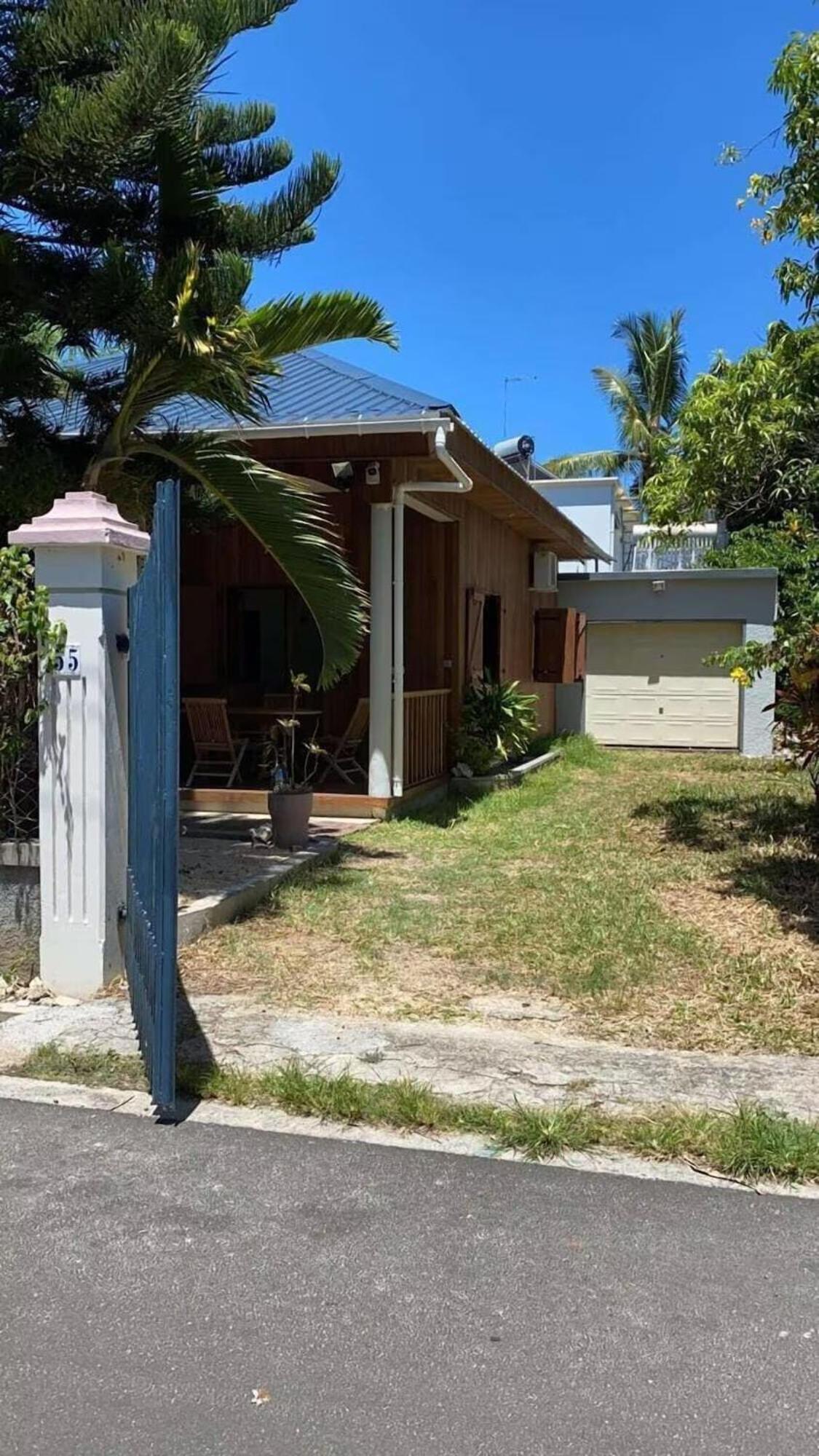 Private Wood-clad Surrounded By Trees, Steps From The Sea *