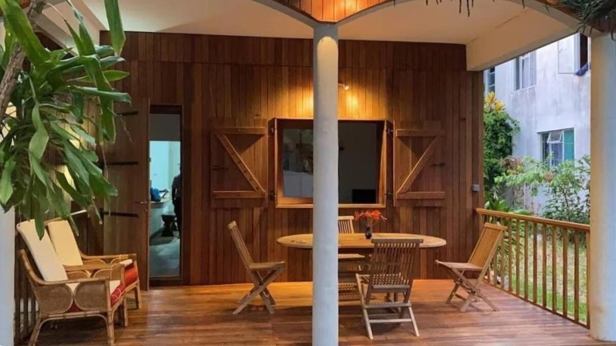 Private Wood-clad Surrounded By Trees, Steps From The Sea Holiday home Flic en Flac