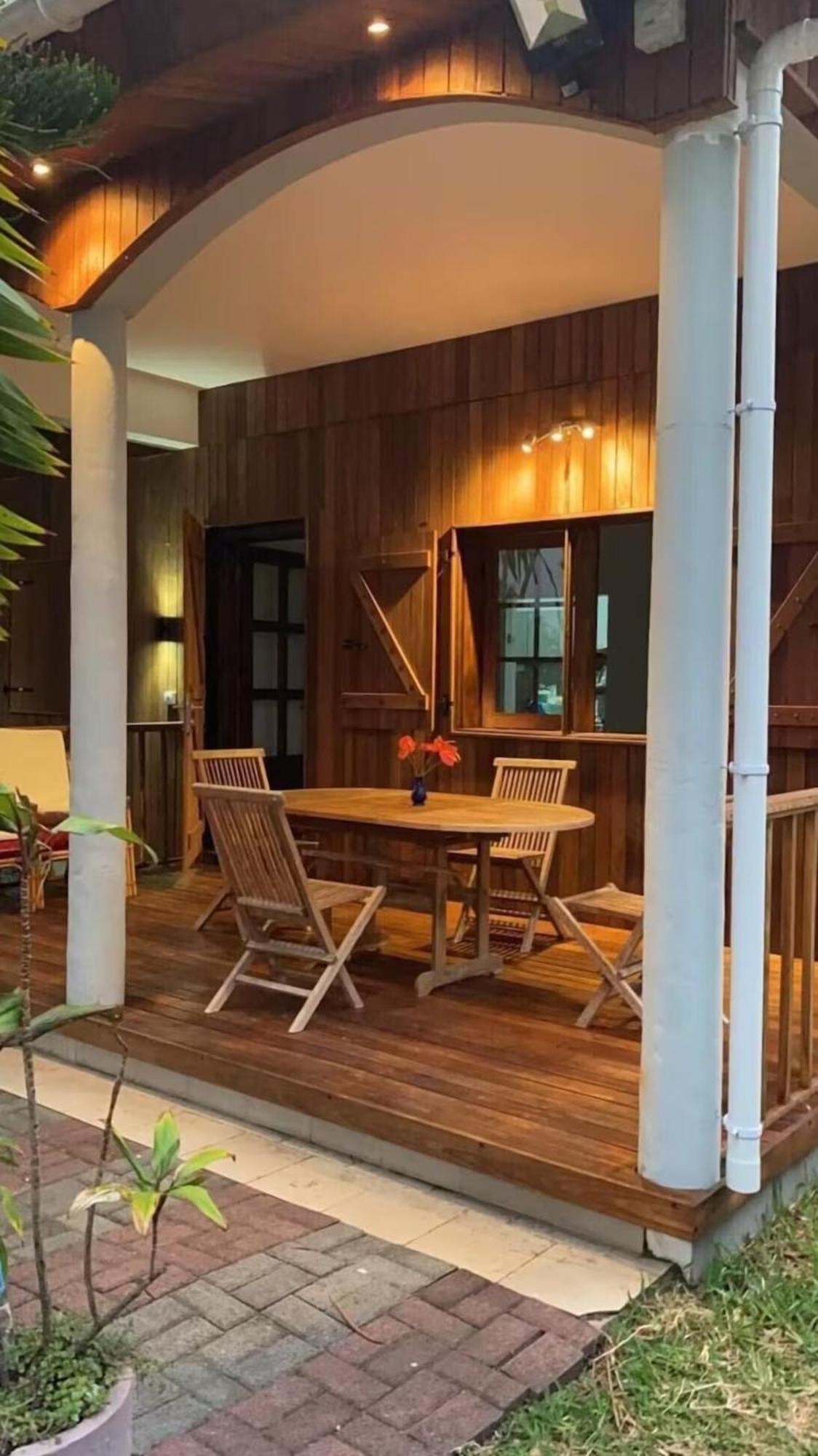 Private Wood-clad Surrounded By Trees, Steps From The Sea Flic en Flac
